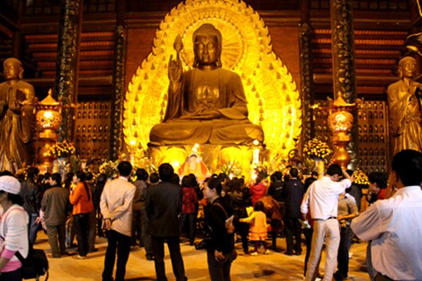 bronze buddha statue